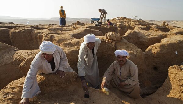 Рабочие в процессе зачистки раскопа в некрополе Дер Эль Банат в Фаюмском оазисе Египта