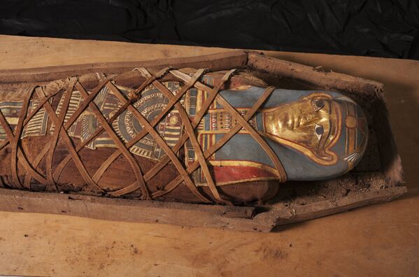 Мумия с позолоченной картонажной маской в деревянном саркофаге, найденная в ходе археологических исследований, проводимых ЦЕИ РАН на памятнике Дейр эль-Банат в Фаюмском оазисе Египта