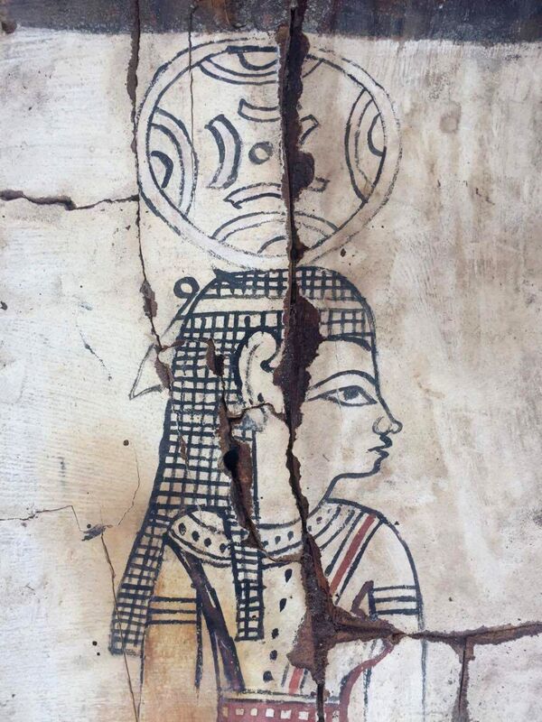 Фрагмент расписного деревянного саркофага в котором была найдена мумия в Фаюмском оазисе