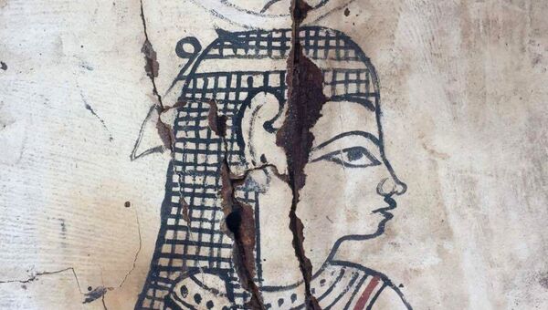 Фрагмент расписного деревянного саркофага в котором была найдена мумия в Фаюмском оазисе