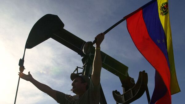 Мужчина с флагом Венесуэлы перед зданием компании PDVSA в Каракасе Мужчина с флагом Венесуэлы перед зданием компании PDVSA в Каракасе