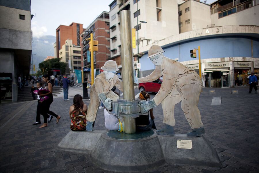 Скульптура нефтяных рабочих, установленная на одной из улиц Каракаса 