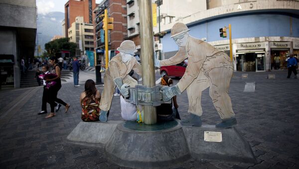 Скульптура нефтяных рабочих, установленная на одной из улиц Каракаса. Архивное фото