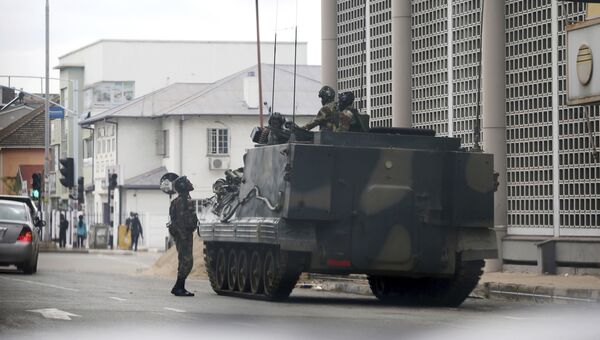Военная техника в столице Зимбабве Хараре. 16 ноября 2017