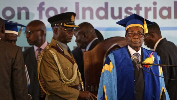 Президент Зимбабве Роберт Мугабе в Зимбабвийском открытом университете на окраине Хараре, Зимбабве. 17 ноября 2017