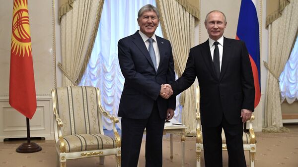 Президент РФ Владимир Путин и президент Киргизии Алмазбек Атамбаев (слева) во время встречи 17 декабря 2017