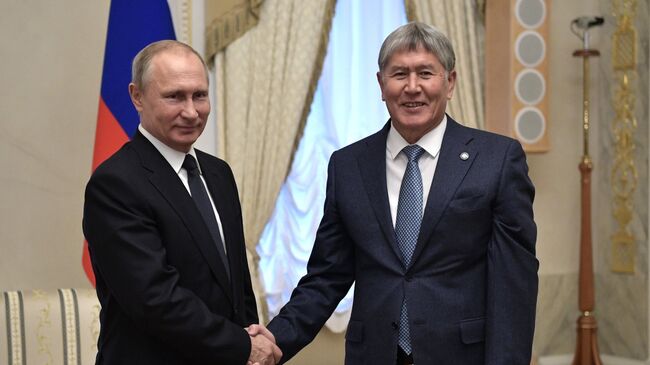 Президент РФ Владимир Путин и президент Киргизии Алмазбек Атамбаев во время встречи. 17 декабря 2017