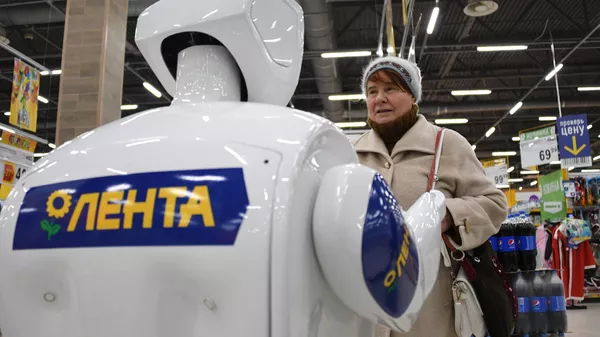 Робот-промоутер Promobot V.2 общается с покупательницей. Архивное фото
