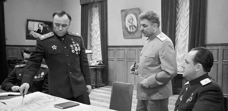 Актеры Михаил Ульянов и Бухути Закариадзе в фильме Освобождение Актеры Михаил Ульянов и Бухути Закариадзе в фильме Освобождение