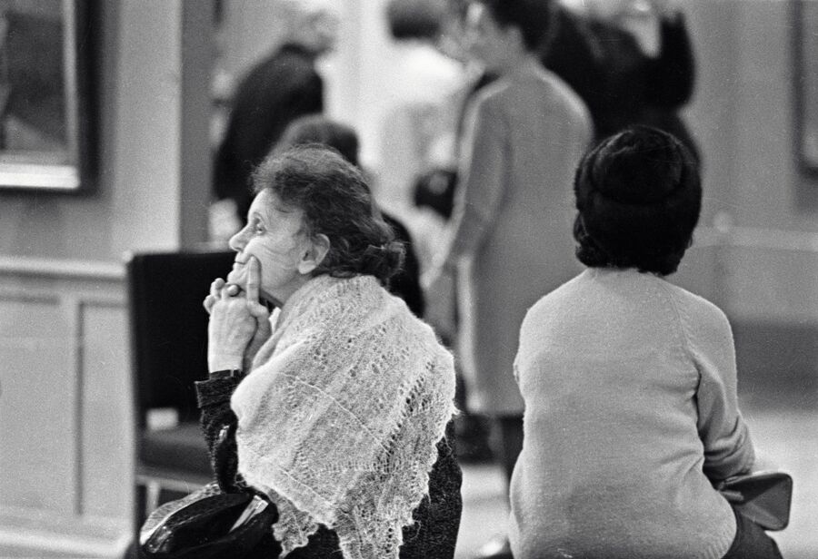 Женщины отдыхают на банкетке в Музее им. А. С. Пушкина