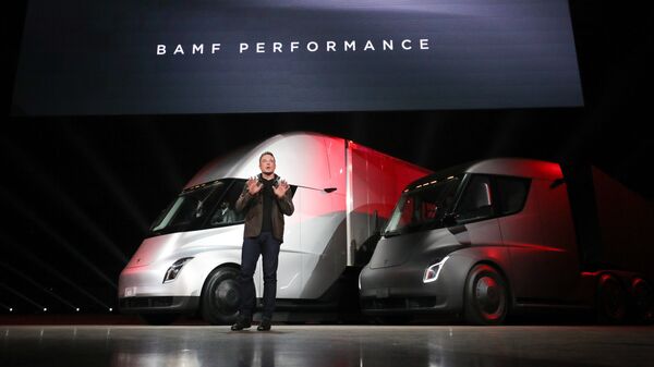 Инженер, предприниматель, изобретатель и инвестор Илон Маск на презентации новинок автомобильного подразделения компании Tesla Motors. 17 ноября 2017