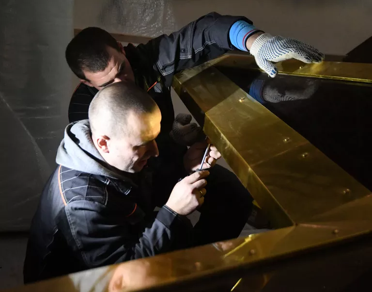 В павильоне Космос на ВДНХ в Москве рабочие монтируют люстру-звезду из рубинового стекла. 17 ноября 2017 В павильоне Космос на ВДНХ в Москве рабочие монтируют люстру-звезду из рубинового стекла. 17 ноября 2017