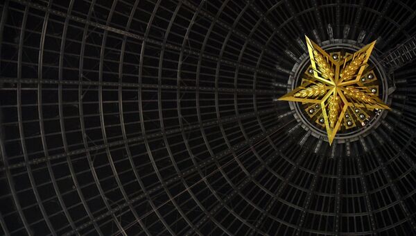 Монтаж в павильоне Космос на ВДНХ люстры-звезды из рубинового стекла