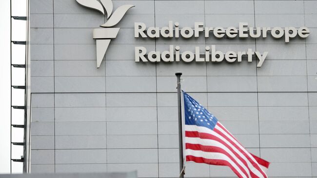 Вывеска на здании штаб-квартиры международной радиовещательной организации Свободная Европа/Радио Свобода* в Праге