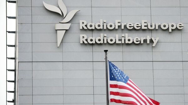 Вывеска на здании штаб-квартиры международной радиовещательной организации Свободная Европа/Свобода в Праге