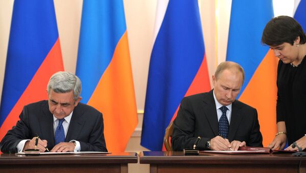 Президент Армении Серж Саргсян и президент РФ Владимир Путин во время подписания совместных документов по итогам российско-армянских переговоров. 3 сентября 2013