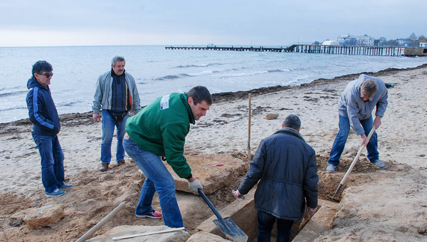 В Евпатории на пляже на мысе Карантинный обнаружили древнегреческую плитовую могилу. 17 ноября 2017