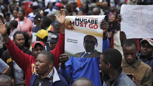 Протестующие призывают президента Мугабе уйти в отставку в Хараре, Зимбабве. 18 ноября 2017