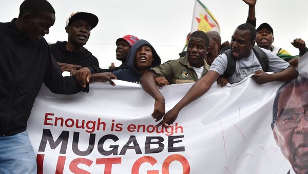 Протестующие призывают президента Мугабе уйти в отставку в Хараре, Зимбабве. 18 ноября 2017