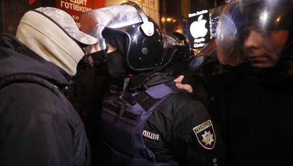 Столкновение украинских националистов с полицией. Архивное фото
