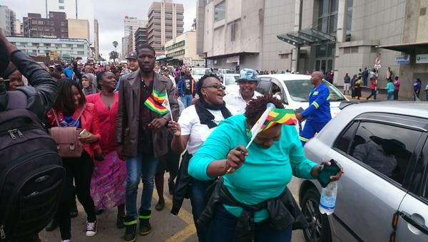 Участники марша за отставку президента Мугабе в Зимбабве. 18 ноября 2017