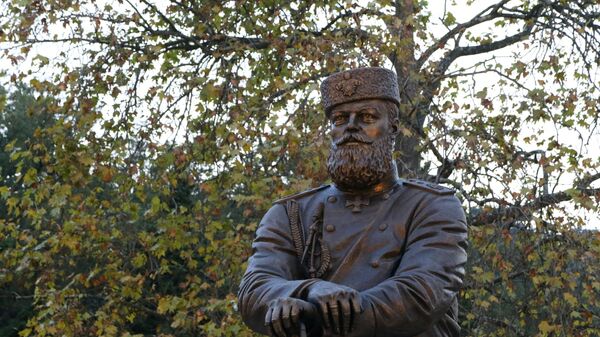 Памятник императору Александру III, установленный в Ливадийском парке в Крыму