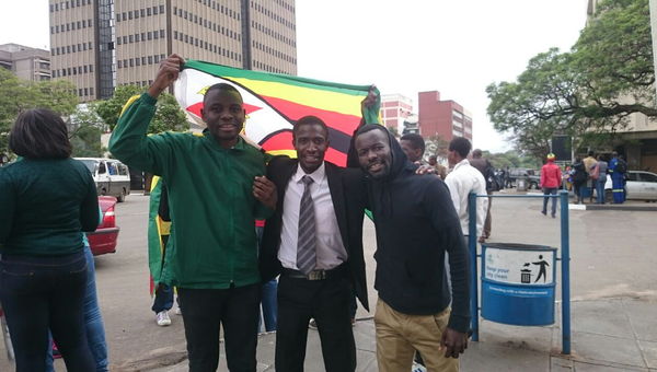 Участники марша за отставку президента Мугабе в Зимбабве. 18 ноября 2017