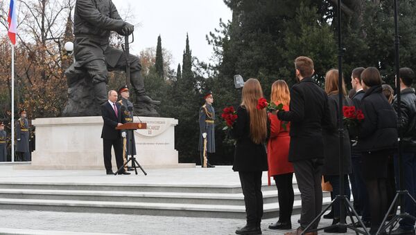 Владимир Путин на церемонии открытия памятника Александру III в Ялте. 18 ноября 2017