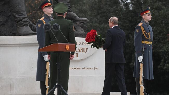 Владимир Путин на церемонии открытия памятника Александру III в Ялте. 18 ноября 2017