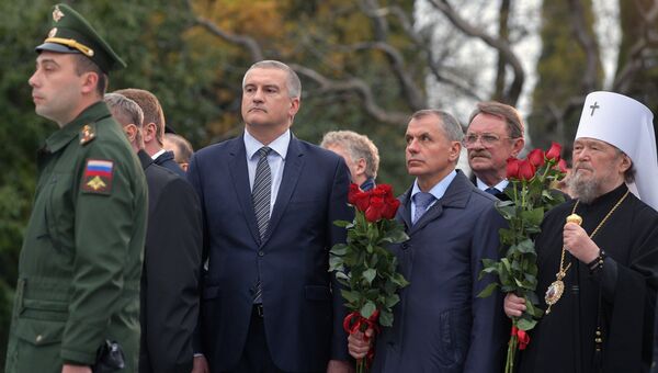 Глава Республики Крым Сергей Аксенов на церемонии открытия памятника Александру III в Ялте. 18 ноября 2017