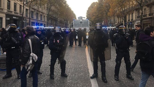 Во время акции протеста в Париже против политики Эммануэля Макрона. 18 ноября 2017