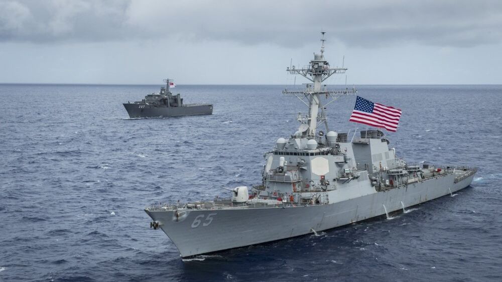 Американский эсминец USS Benfold (DDG-65) и японский буксир на учениях в заливе Сагами у восточного побережья Японии - РИА Новости, 1920, 15.04.2023