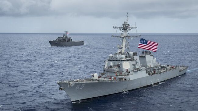 Американский эсминец USS Benfold (DDG-65) и японский буксир на учениях. Архивное фото