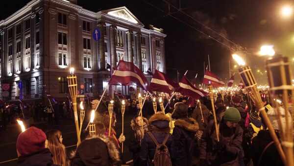 Участники факельного шествия в честь Дня независимости Латвии в Риге. 18 ноября 2017