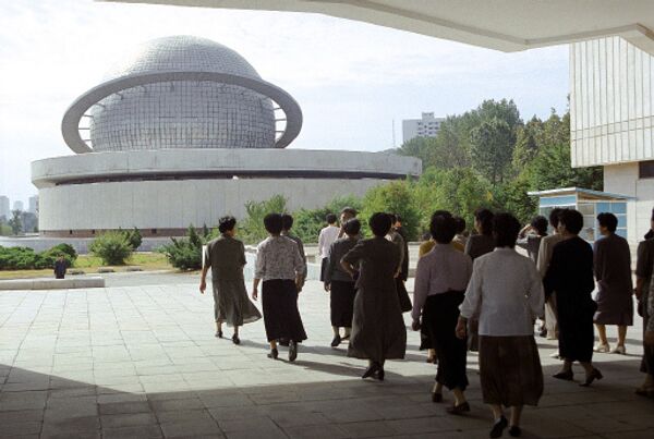 У павильона атомной промышленности на выставке достижений народного хозяйства в Пхеньяне. Архив