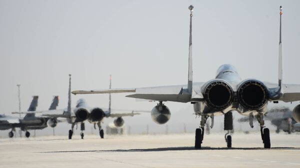 Истребители F-15 на взлетной полосе