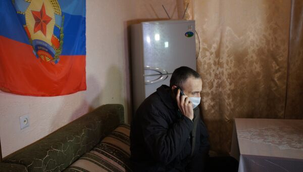 Удерживаемый в Луганском СИЗО украинский силовик разговаривает по телефону с родственниками. 19 ноября 2017