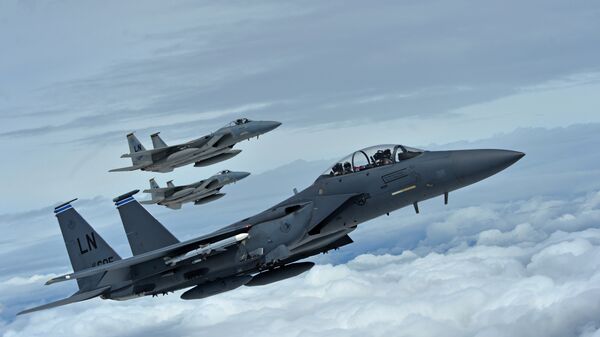 Истребители F-15C и F-15E ВВС США в небе
