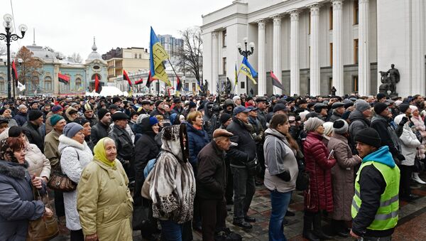 Участники митинга у здания Верховной рады Украины в Киеве. 19 ноября 2017