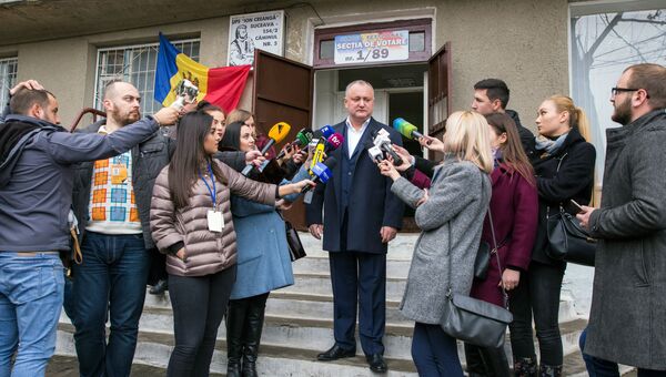 Президент Молдавии Игорь Додон отвечает на вопросы журналистов после голосования на референдуме по отставке Дорина Киртоакэ с поста мэра Кишинева.