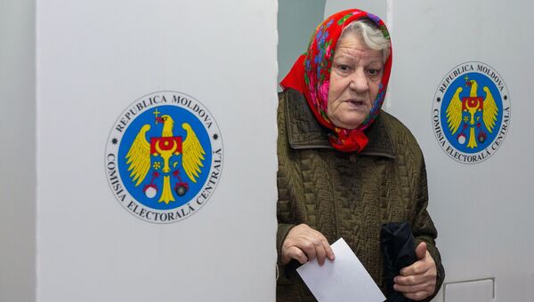 Жительница Кишинева на избирательном участке во время голосования на референдуме по отставке Дорина Киртоакэ с поста мэра Кишинева. 19 ноября 2017
