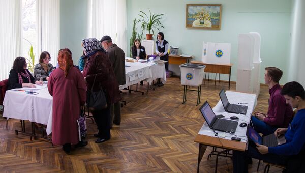 Жители Кишинева во время голосования на референдуме по отставке Дорина Киртоакэ с поста мэра Кишинева. 19 ноября 2017