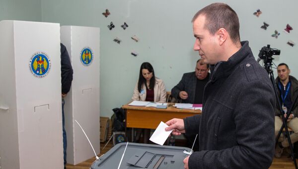 Житель Кишенева во время голосования на референдуме по отставке Дорина Киртоакэ с поста мэра Кишинева. 19 ноября 2017