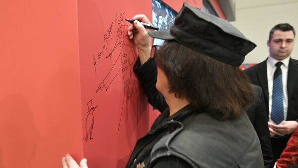 Художник и скульптор Михаил Шемякин рисует скетч на выставке Великая русская революция