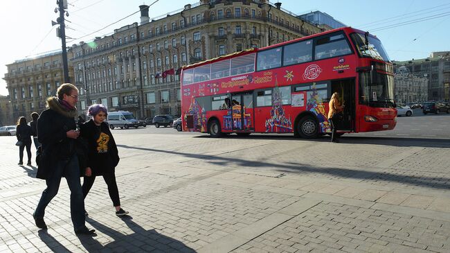 Двухэтажный экскурсионный автобус на улице в Москве. Архивное фото