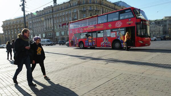 Двухэтажный экскурсионный автобус на улице в Москве. Архивное фото