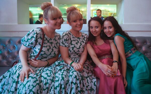 Участницы на фестивале близнецов Twins fest в Москве