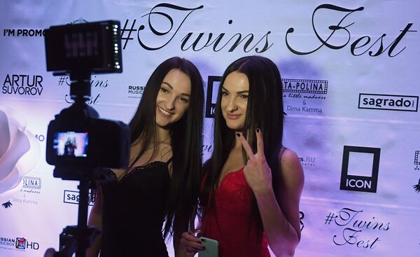Участницы фестиваля близнецов Twins fest в Москве