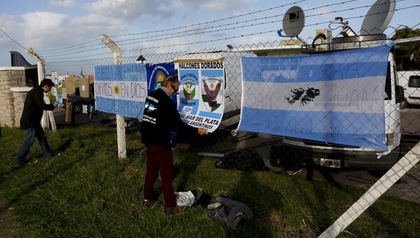 Баннеры со словами поддержки пропавшей субмарины Сан-Хуан на ограде военно-морской базы в Мар-дель-Плата, Аргентина. 19 ноября 2017