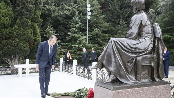 Сергей Лавров в ходе церемонии возложения венка к Мемориалу Гейдара Алиева. 20 ноября 2017